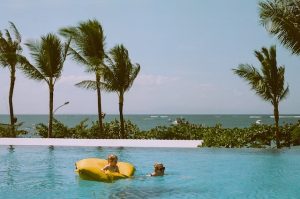 Un camping avec parc aquatique et plusieurs piscines.
